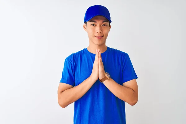 Repartidor Chino Con Camiseta Azul Gorra Pie Sobre Fondo Blanco —  Fotos de Stock