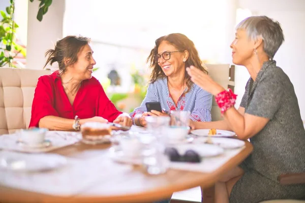 Reunión Mujeres Mediana Edad Almorzando Tomando Café Amigos Maduros Sonriendo — Foto de Stock