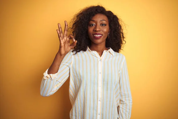 Mujer Afroamericana Vistiendo Camisa Rayas Pie Sobre Fondo Amarillo Aislado —  Fotos de Stock