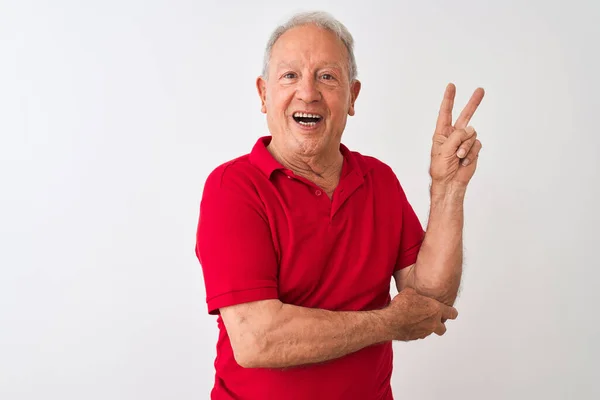 Ein Älterer Grauhaariger Mann Rotem Polo Steht Vor Isoliertem Weißem — Stockfoto