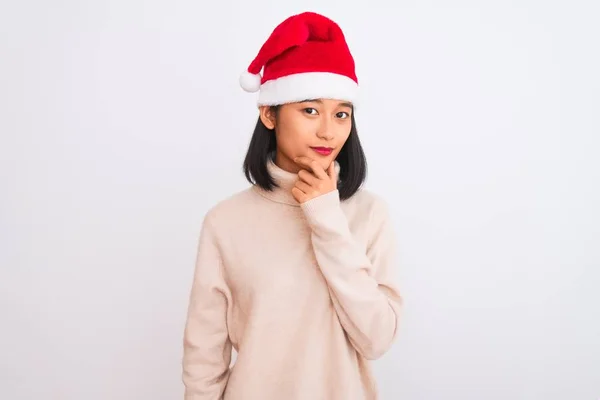 Jovem Mulher Chinesa Bonita Vestindo Chapéu Natal Santa Sobre Fundo — Fotografia de Stock