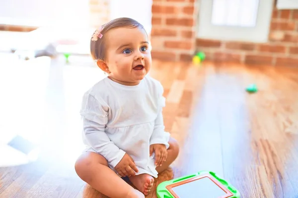 Bela Criança Feliz Jardim Infância Torno Brinquedos Coloridos — Fotografia de Stock