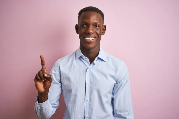 Hombre Afroamericano Con Camisa Azul Elegante Pie Sobre Fondo Rosa —  Fotos de Stock