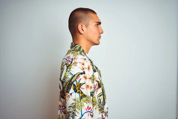 Tatilde Beyaz Arka Planda Hawaii Gömleği Giyen Yakışıklı Bir Genç — Stok fotoğraf