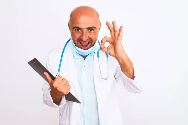 Doktor Muž Sobě Stetoskop Maska Drží Podložku Nad Izolovaným Bílým — Stock fotografie