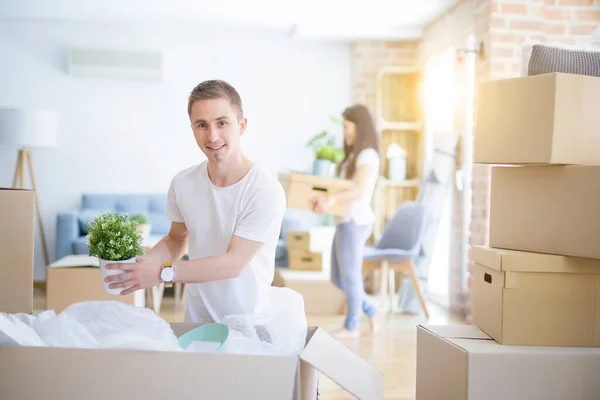 Joven Hermosa Pareja Nuevo Hogar Alrededor Cajas Cartón — Foto de Stock