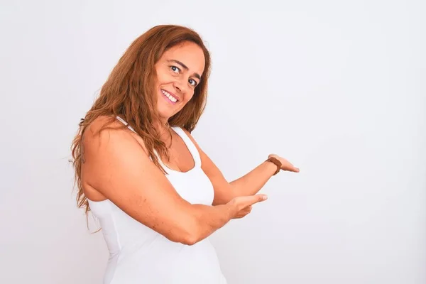 Middle Age Mature Woman Standing White Isolated Background Inviting Enter — Stock Photo, Image