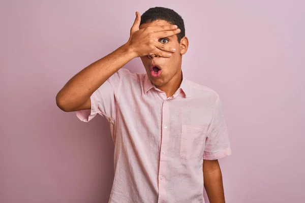 Junger Gutaussehender Arabischer Mann Lässigem Hemd Der Vor Isoliertem Rosa — Stockfoto