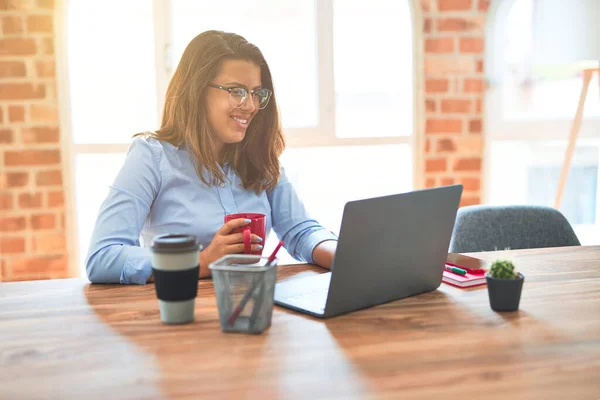 Ung Affärskvinna Sitter Vid Skrivbordet Arbetar Med Dator Laptop Modern — Stockfoto