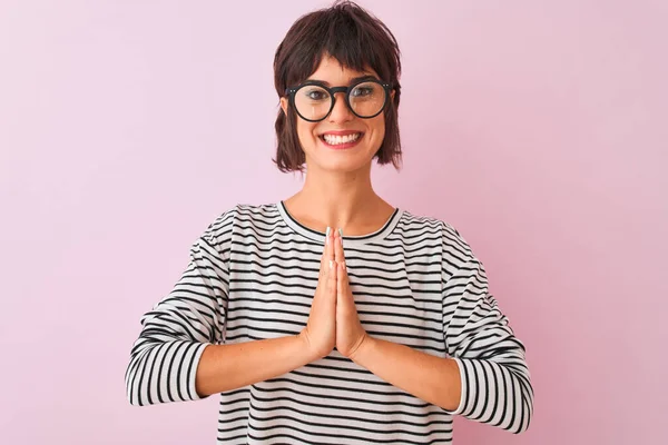 Junge Schöne Frau Trägt Gestreiftes Shirt Und Brille Über Isoliertem — Stockfoto