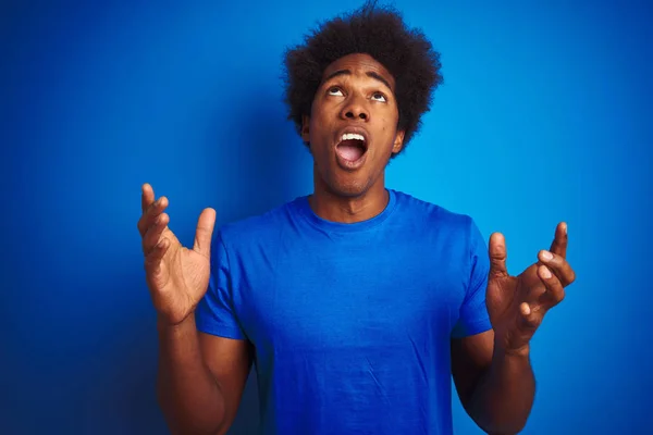 Afro Amerikaanse Man Met Afro Haar Shirt Geïsoleerde Blauwe Achtergrond — Stockfoto