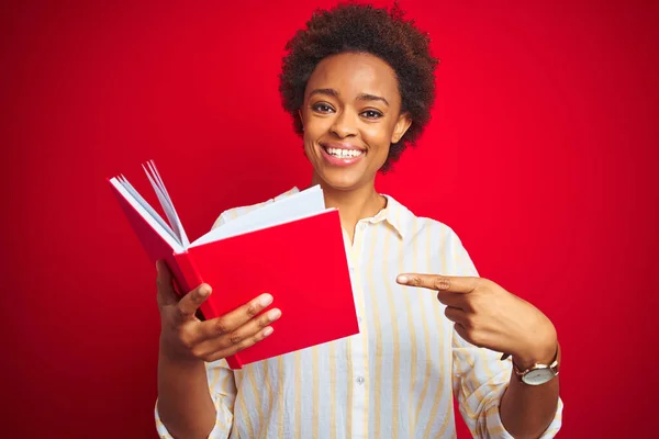 Mujer Afroamericana Leyendo Libro Sobre Fondo Rojo Aislado Muy Feliz —  Fotos de Stock