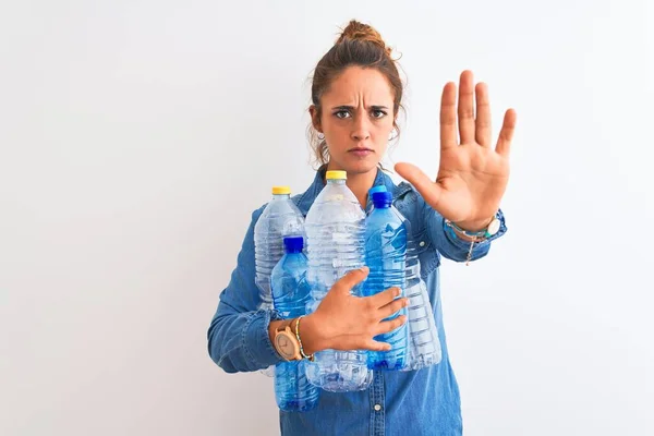 Mulher Ruiva Jovem Segurando Garrafa Plástico Para Reciclar Sobre Fundo — Fotografia de Stock