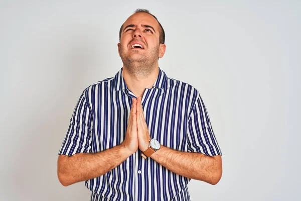 줄무늬 셔츠를 남자가 위에서 기도를 하면서 감정적 스러운 표정을 용서를 — 스톡 사진