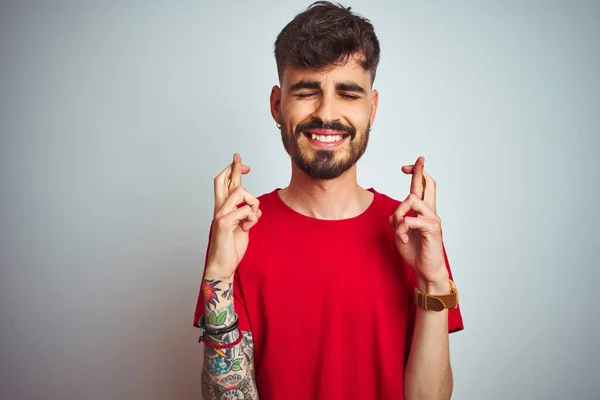 Junger Mann Mit Tätowierung Rotem Shirt Vor Isoliertem Weißem Hintergrund — Stockfoto