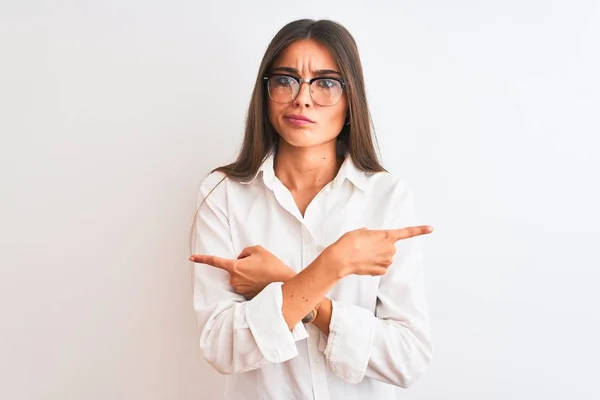 Junge Schöne Geschäftsfrau Mit Brille Die Über Isoliertem Weißem Hintergrund — Stockfoto
