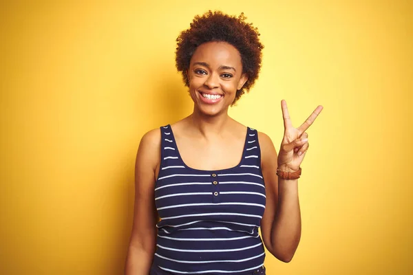 Beauitul Afrikaanse Amerikaanse Vrouw Draagt Zomer Shirt Geïsoleerde Gele Achtergrond — Stockfoto