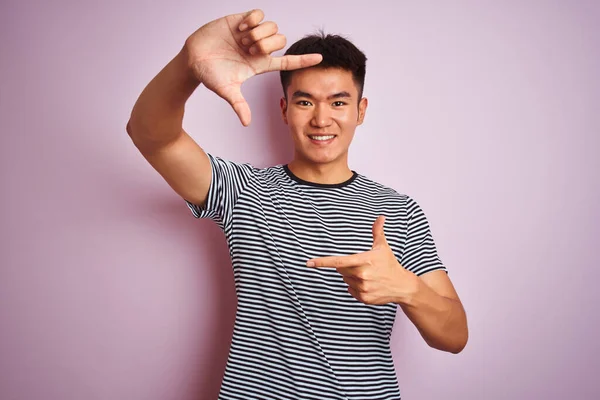 Mladý Asijský Číňan Pruhovaném Tričku Stojící Nad Izolovaným Růžovým Pozadím — Stock fotografie