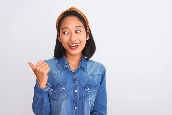 Jonge Mooie Chinese Vrouw Draagt Denim Shirt Staan Geïsoleerde Witte — Stockfoto