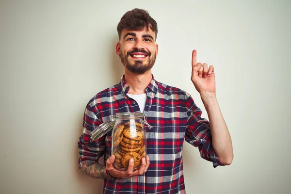 Jongeman Draagt Badjas Drinken Kopje Koffie Staan Geïsoleerde Witte Achtergrond — Stockfoto