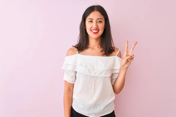 Hermosa Mujer China Vistiendo Camiseta Blanca Pie Sobre Fondo Rosa — Foto de Stock