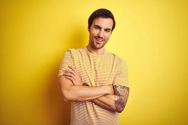 Joven Hombre Guapo Con Tatuaje Con Camiseta Rayas Sobre Fondo —  Fotos de Stock