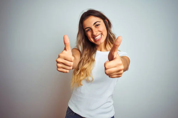 Ung Vacker Kvinna Bär Casual Vit Shirt Över Isolerade Bakgrund — Stockfoto