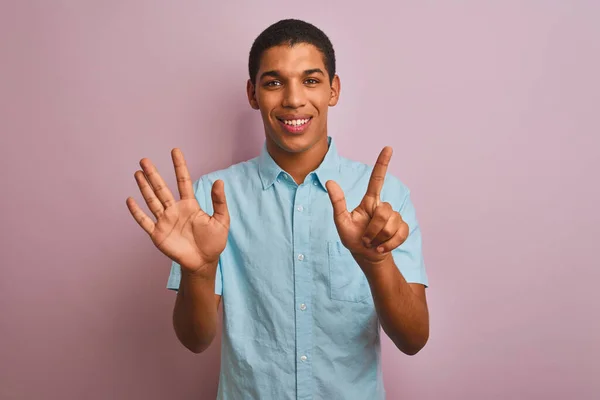 Jovem Bonito Árabe Homem Vestindo Azul Camisa Sobre Isolado Rosa — Fotografia de Stock