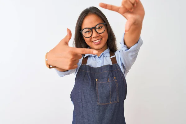 Junge Schöne Chinesin Trägt Brille Und Schürze Über Isoliertem Weißem — Stockfoto