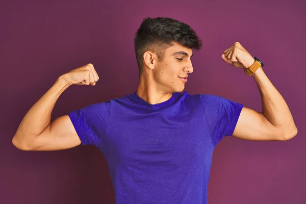 Jonge Indiaanse Man Met Een Shirt Een Geïsoleerde Paarse Achtergrond — Stockfoto