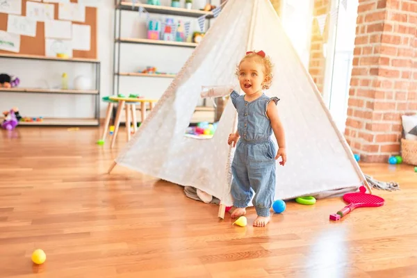 Schöne Kaukasische Säugling Spielt Mit Spielzeug Bunten Spielzimmer Fröhlich Und — Stockfoto