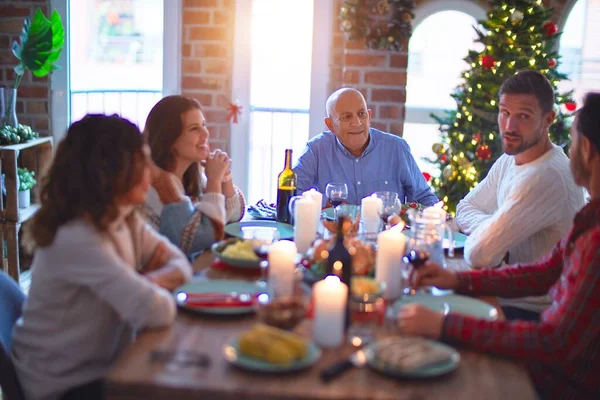 Belle Famille Souriante Heureuse Confiante Manger Dinde Rôtie Célébrant Noël — Photo