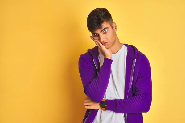 身穿紫色运动衫的印度年轻人站在孤立的黄色背景上 满脑子疲惫 对交叉双臂的抑郁症感到厌烦 — 图库照片