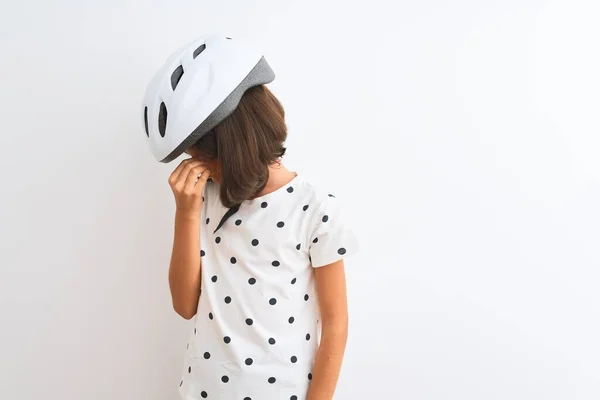 漂亮的小女孩戴着安全自行车头盔 站在孤立的白色背景下 疲惫地揉揉鼻子和眼睛 感觉疲劳和头痛 压力和挫败感概念 — 图库照片