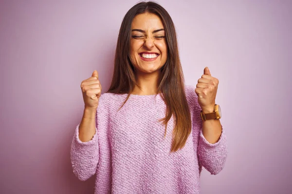 Ung Vacker Kvinna Bär Casual Tröja Stående Över Isolerade Rosa — Stockfoto