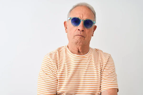 Starší Šedovlasý Muž Pruhovaném Tričku Slunečních Brýlích Izolovaném Bílém Pozadí — Stock fotografie