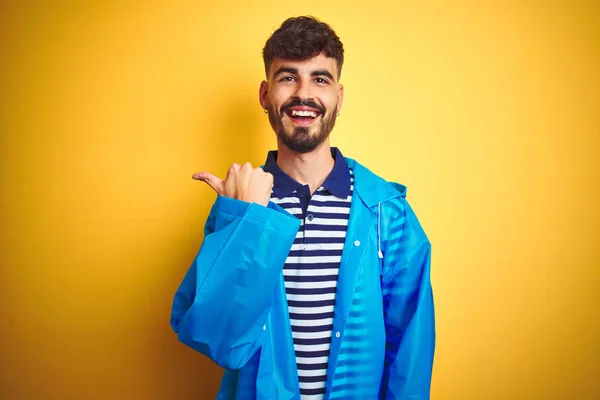 Jovem Homem Bonito Vestindo Capa Chuva Sobre Fundo Amarelo Isolado — Fotografia de Stock