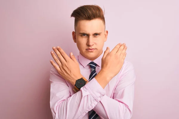 Mladý Pohledný Podnikatel Košili Kravatě Stojící Nad Izolovaným Růžovým Pozadím — Stock fotografie