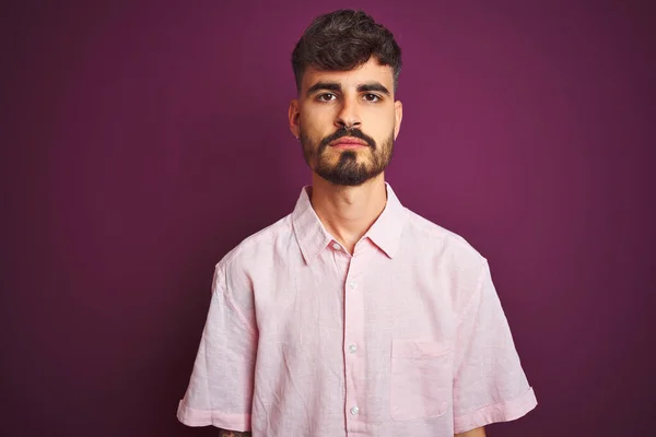 Mladý Muž Tetováním Letní Růžové Košili Stojí Nad Izolovaným Purpurovým — Stock fotografie