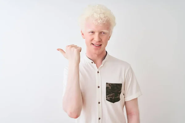 Ung Albino Blond Man Bär Casual Skjorta Stående Över Isolerad — Stockfoto