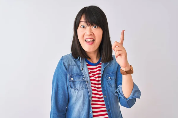 Chinese Vrouw Draagt Denim Shirt Rood Gestreept Shirt Geïsoleerde Witte — Stockfoto