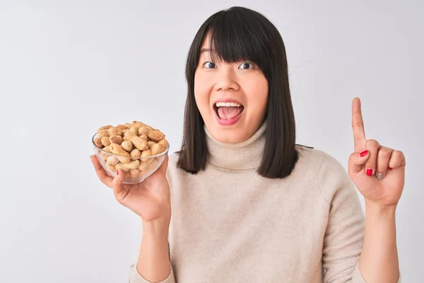 Joven Hermosa Mujer China Sosteniendo Tazón Con Cacahuetes Sobre Fondo — Foto de Stock