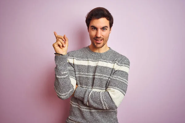 Jovem Homem Bonito Vestindo Camisola Listrada Casual Sobre Fundo Rosa — Fotografia de Stock