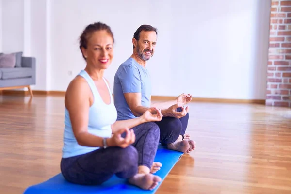 Middelbare Leeftijd Mooi Sportief Paar Glimlachend Gelukkig Zittend Mat Het — Stockfoto