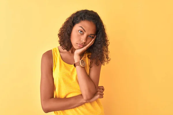 Jonge Braziliaanse Vrouw Draagt Shirt Geïsoleerde Gele Achtergrond Denkend Dat — Stockfoto