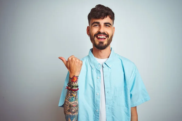 Mladý Muž Tetováním Modré Košili Stojí Nad Izolovaným Bílým Pozadím — Stock fotografie