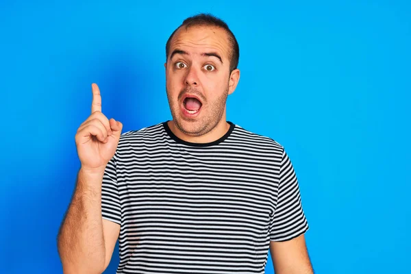 Hombre Joven Con Una Camiseta Rayas Azul Marino Pie Sobre —  Fotos de Stock