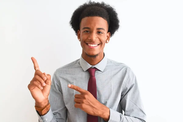 Νεαρός Αφροαμερικάνος Επιχειρηματίας Γραβάτα Στέκεται Πάνω Από Απομονωμένο Λευκό Φόντο — Φωτογραφία Αρχείου
