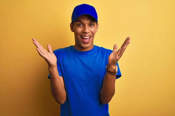 Joven Hombre Guapo Árabe Entrega Pie Sobre Fondo Amarillo Aislado — Foto de Stock