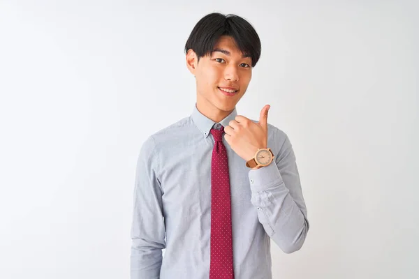 위에우아 넥타이를 엄지손가락을 손으로 중국인 사업가 카메라 표정을 승인하는 이성공을 — 스톡 사진